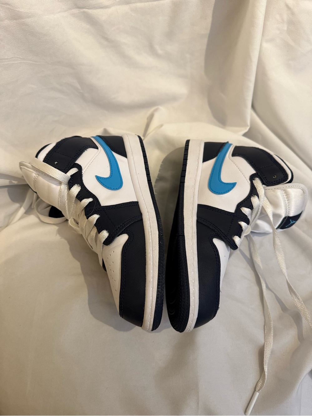 Jordan Kids Mid-Top Sneakers in White, Navy & Blue - Picture 8 of 10